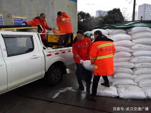 往年装卸融雪盐多人工搬运方式